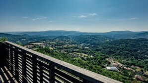 Vista panorámica desde un lugar elevado, con un valle despejado bajo un cielo claro.