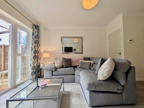 TV, offices - Pinner Gem: Quiet Home with private garden (Pinner)
