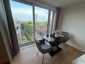 Dining - Apartment Sleeps 4 With Dishwasher (London)