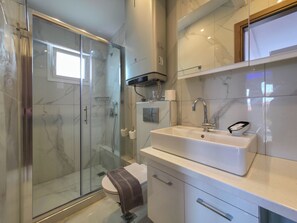 Towels, soap, toilet paper - 18B - FINIX Suites by SDR (Paralia)