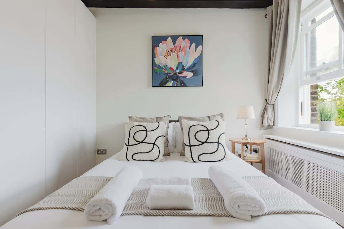 Desk, iron/ironing board, travel cot, WiFi