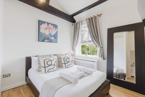 Desk, iron/ironing board, travel cot, WiFi - Stunning 2BR/2BA w/Views & AC (Greater London)