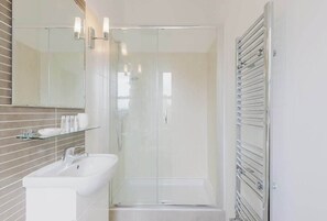 Shower, hair dryer, towels, shampoo - Stunning 2BR/2BA w/Views & AC (Greater London)