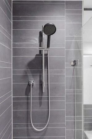 Shower, hair dryer, towels, shampoo - Luxury 1BR w/City views & A/C - Clapham (Greater London)