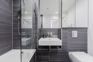 Een douche, een haardroger, handdoeken, shampoo