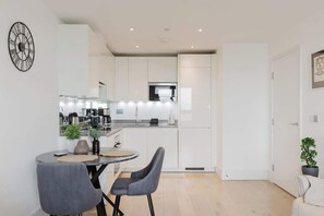 Fridge, microwave, oven, stovetop - Luxury 1BR w/City views & A/C - Clapham (Greater London)