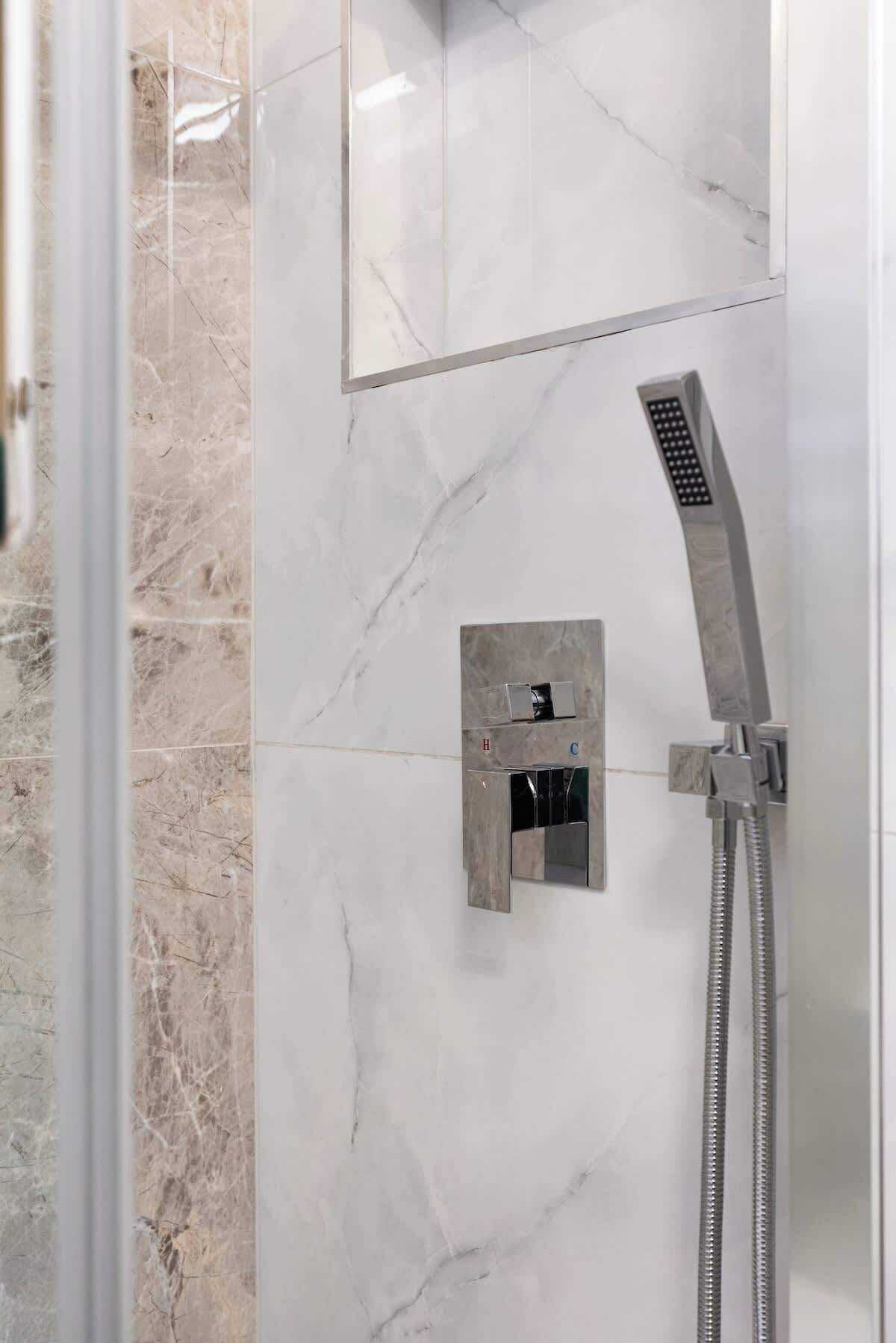 Dusche, Haartrockner, Handtücher, Shampoo