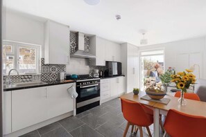 Fridge, microwave, oven, stovetop - Modern 2BR Kensal Rise Apartment, Wi‑Fi, Near Tube (Greater London)