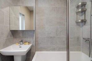 Shower, hair dryer, towels, shampoo - Modern 2BR Kensal Rise Apartment, Wi‑Fi, Near Tube (Greater London)