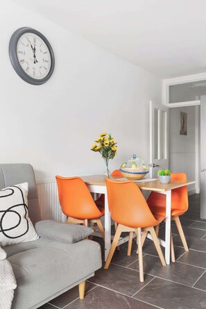 TV, video games, offices - Modern 2BR Kensal Rise Apartment, Wi‑Fi, Near Tube (Greater London)