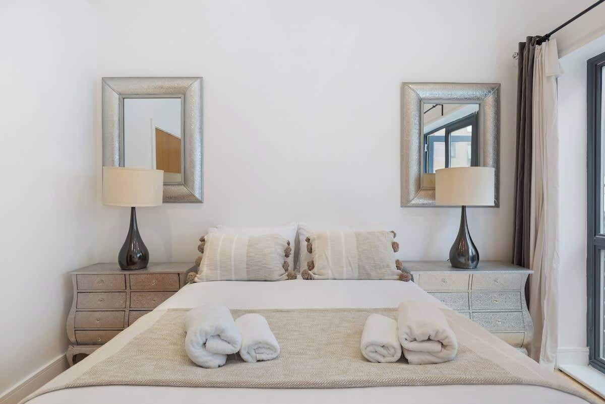 Desk, iron/ironing board, travel crib, WiFi