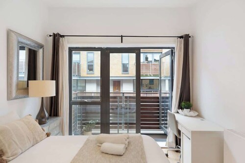Stylish 2 Bed w/roof terrace -5 mins FR Clapham