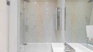 Ducha, secador de pelo, toallas, shampoo