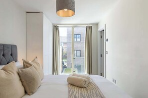 Desk, iron/ironing board, travel cot, WiFi - Modern 2BR/2BA w/Balcony & A/C - Clapham (Greater London)