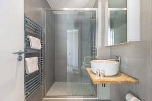 Shower, hair dryer, towels, shampoo - Modern 2BR/2BA w/Balcony & A/C - Clapham (Greater London)