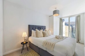 Desk, iron/ironing board, travel cot, WiFi - Modern 2BR/2BA w/Balcony & A/C - Clapham (Greater London)