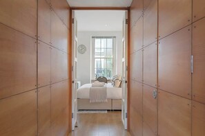 1 bedroom, desk, iron/ironing board, WiFi - Spacious 1BR-Bayswater-w/Balcony (Greater London)
