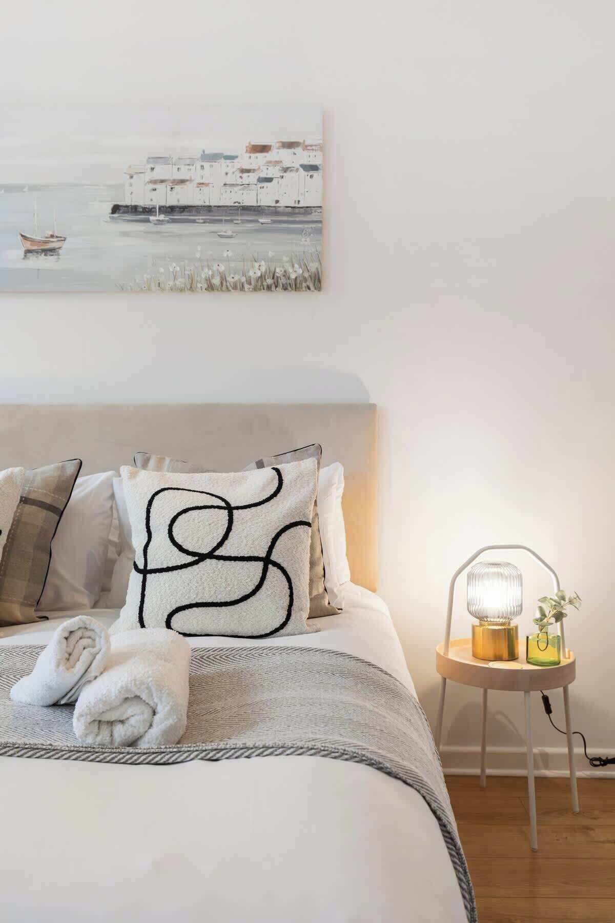 Desk, iron/ironing board, WiFi, bed sheets