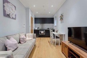 TV, video games, offices - Delightful 1Bed-Private Patio-FR Parking-PingPong (Greater London)