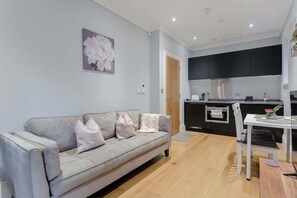 TV, video games, offices - Delightful 1Bed-Private Patio-FR Parking-PingPong (Greater London)