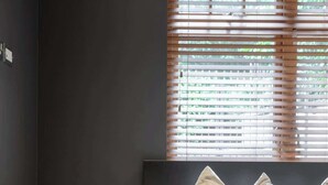 A bedroom with a bed, bedside tables, and a window with blinds. - Delightful 1Bed-Private Patio-FR Parking-PingPong (Greater London)