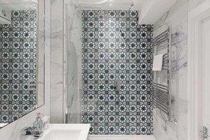 Shower, hair dryer, towels, shampoo - Beautiful 2Bed - Duplex - Notting Hill (Greater London)