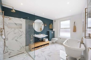 Shower, hair dryer, towels, shampoo - 2bed/2BR w/AC & Stunning Views - Clapham Common (Greater London)