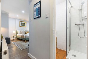 Shower, hair dryer, towels, shampoo - Superb Studio w/AC - Notting Hill (Greater London)