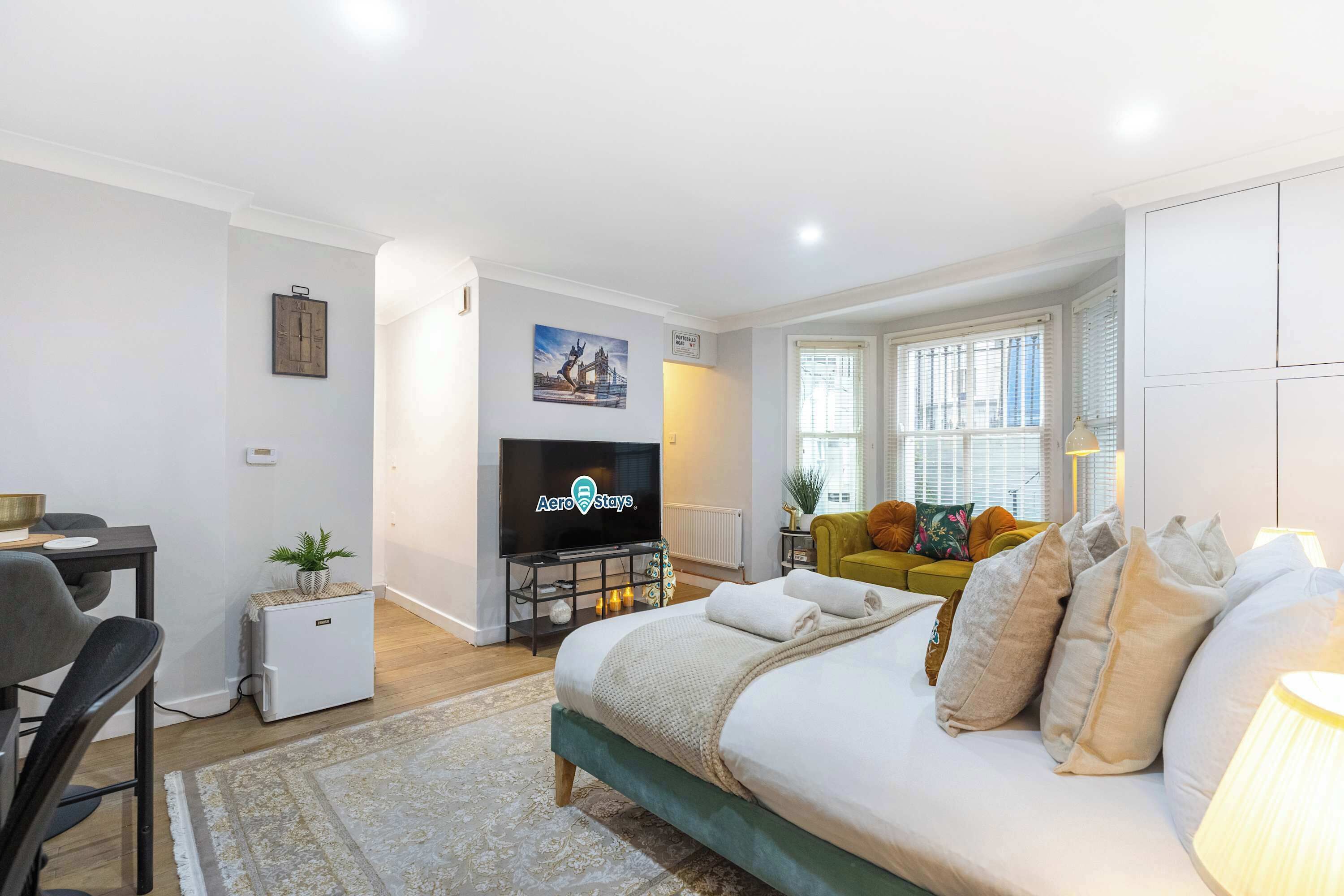 Desk, iron/ironing board, travel cot, WiFi