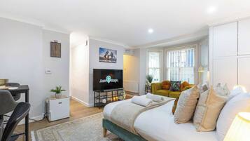 Desk, iron/ironing board, travel cot, WiFi