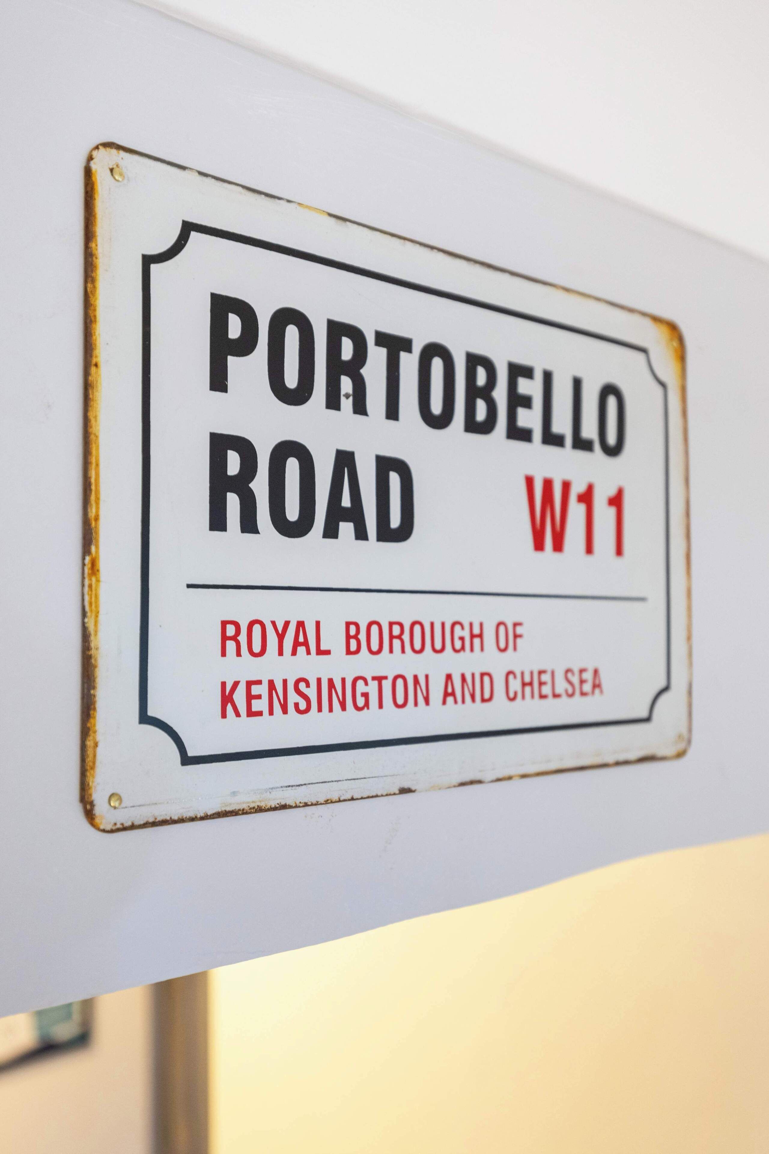 Un panneau indiquant la direction de Portobello Road, W11, dans le quartier royal de Kensington et Chelsea.