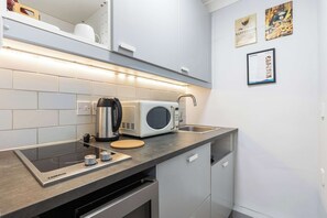Fridge, microwave, stovetop, coffee/tea maker - Superb Studio w/AC - Notting Hill (Greater London)