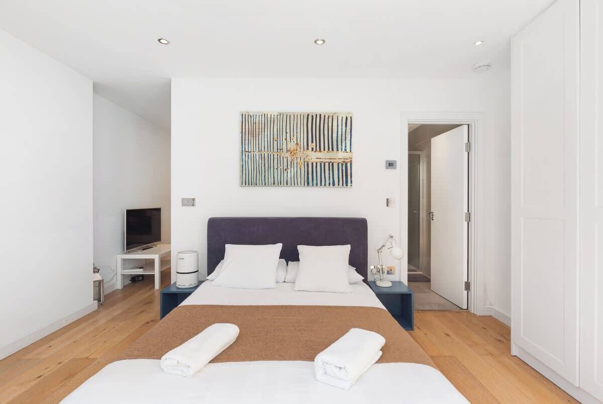Desk, iron/ironing board, travel crib, WiFi