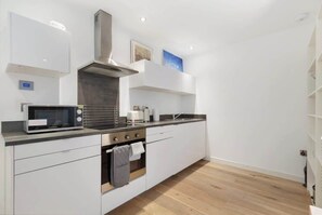 Fridge, microwave, oven, stovetop - Chic 1Bed/PrivatePatio/Clapham (Greater London)