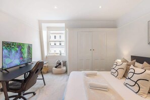 Desk, iron/ironing board, travel cot, WiFi - Stunning 2BR - South Kensington (Greater London)