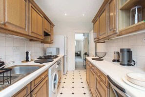 Fridge, microwave, oven, stovetop - Stunning 2BR - South Kensington (Greater London)