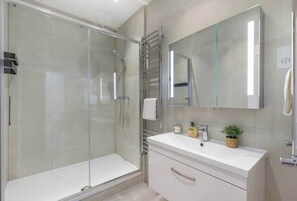Shower, hair dryer, towels, shampoo - Stunning 2BR - South Kensington (Greater London)