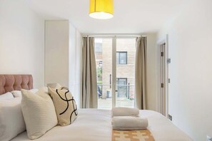 Desk, iron/ironing board, travel cot, WiFi - Gorgeous 2BR2BA w Balcony & AC Clapham North (Greater London)