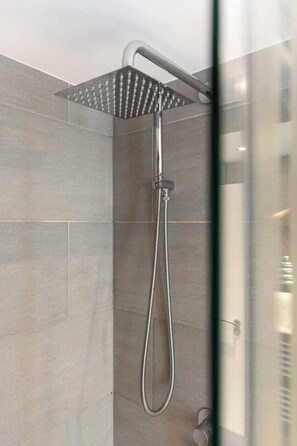 Shower, hair dryer, towels, shampoo - Gorgeous 2BR2BA w Balcony & AC Clapham North (Greater London)