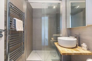 Douche, sèche-cheveux, serviettes fournies, shampoing