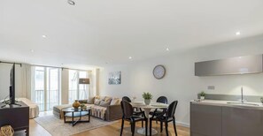 Dining - Gorgeous 2BR2BA w Balcony & AC Clapham North (Greater London)