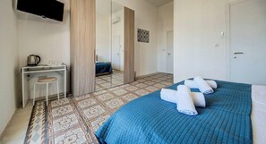 Iron/ironing board, WiFi, bed sheets - Private Room in Hamrun with Shared Kitchen & A/C (Hamrun)