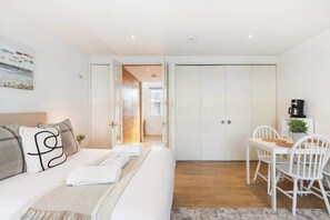 Desk, iron/ironing board, WiFi, bed sheets - Smart 1BR w/AC - Notting Hill (Greater London)