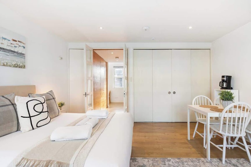 Luxe 1bd + A/c | King Bed & 75" Tv | Notting Hill - Brentford