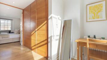 Desk, iron/ironing board, WiFi, bed sheets
