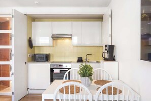 Fridge, microwave, oven, stovetop - Smart 1BR w/AC - Notting Hill (Greater London)