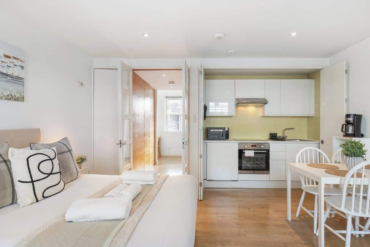Desk, iron/ironing board, WiFi, bed sheets