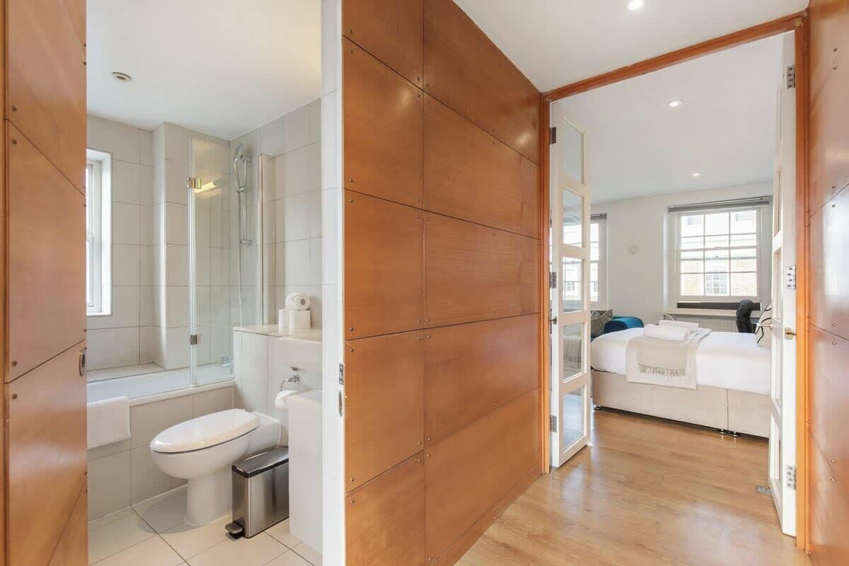 Shower, hair dryer, towels, shampoo