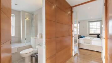 Shower, hair dryer, towels, shampoo