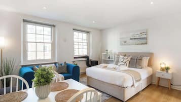Desk, iron/ironing board, WiFi, bed sheets